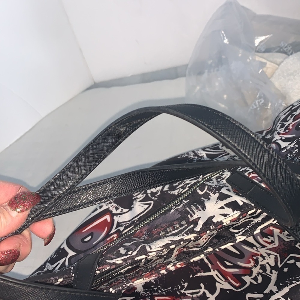 Beautiful Donna Karen, in New York tote - Picture 9 of 9